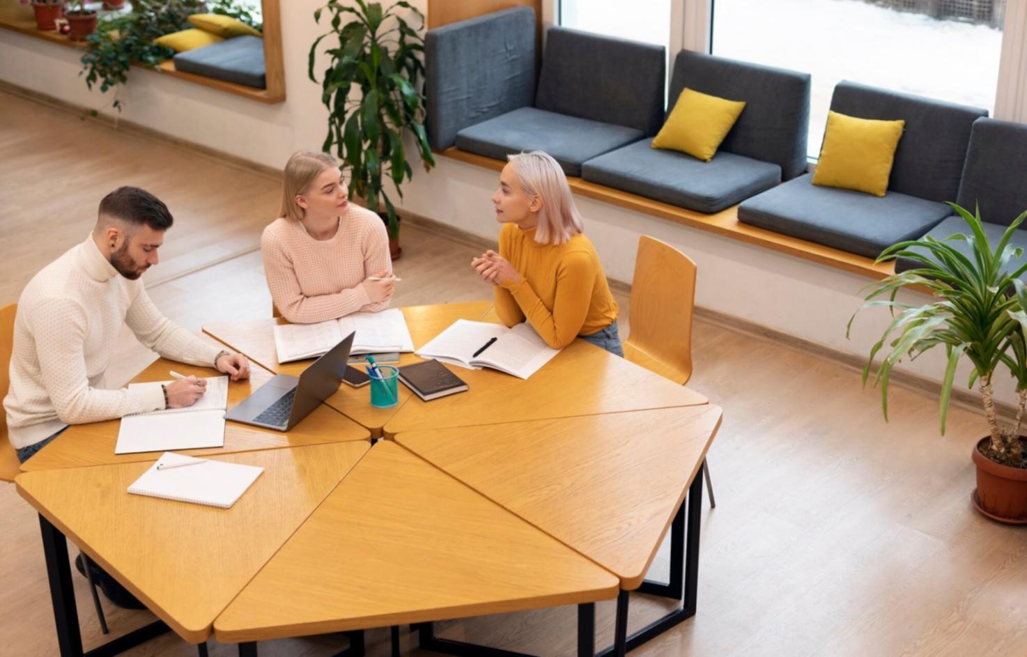 Estudiantes trabajando en proyecto financiero colaborativo